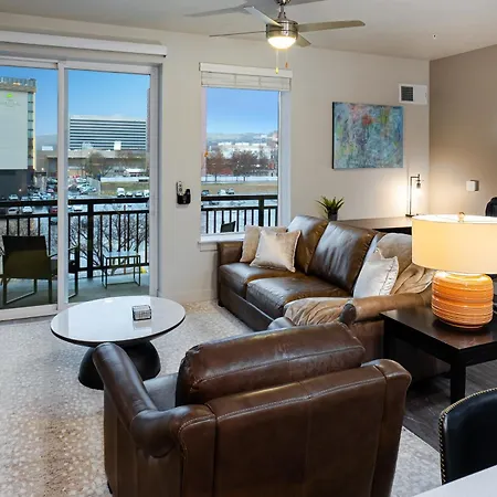 Convention Ctr Bespoke Beauty - 2Bd Pool,Gym,Hot Tub,Pkg Apartment